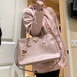 Prada Saffiano Lux Leather Galleria Double Zip Tote Medium – Cammeo Pink Strap